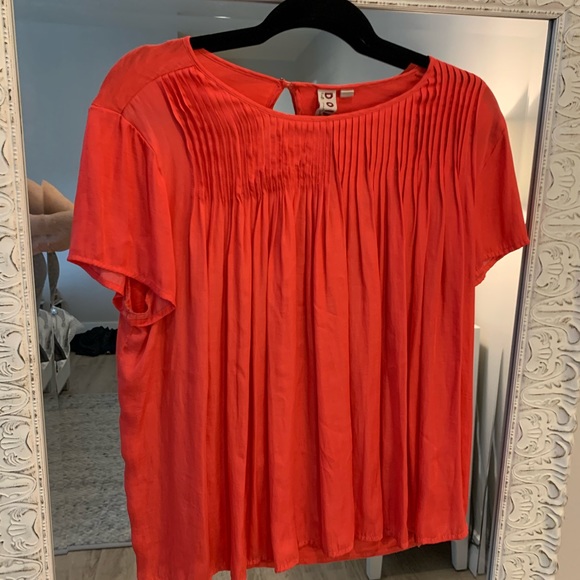 Coral tshirt from Anthropologie is great for work. Tiny pleated details. - Picture 1 of 2